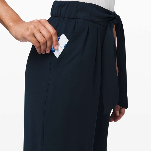Lululemon Noir Wideleg pants with tie on the waist - Picture 2 of 11